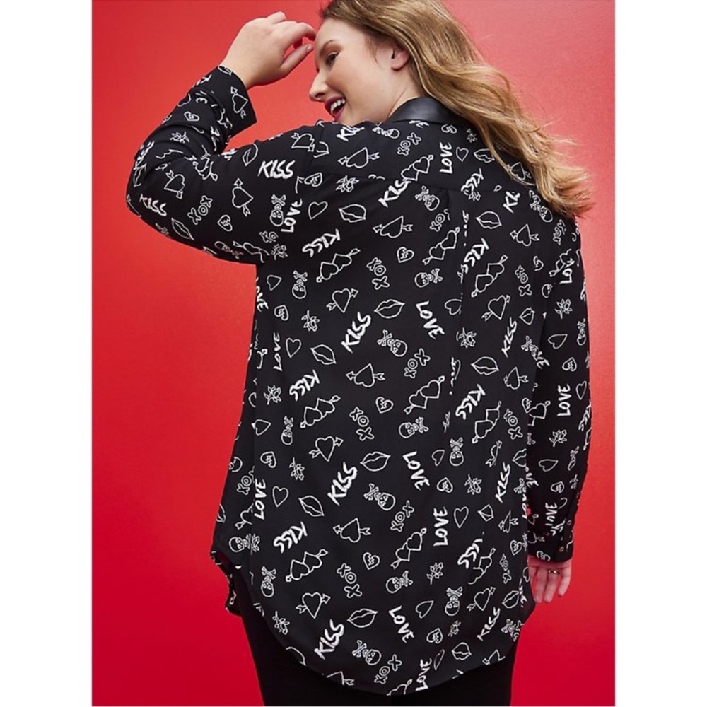 NWT Torrid Betsey Johnson Tunic Blouse Skull Hearts Black Long Sleeve Plus 30 - Picture 2 of 9